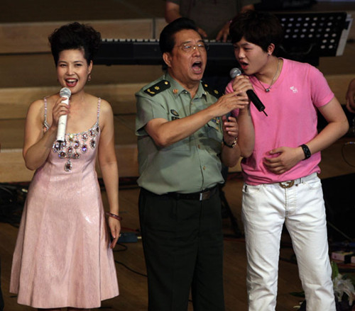 Li Guanfeng (right), then named Li Tianyi, performs with his parents, both famous singers, at a holiday concert in 2011. DOU SHAN / FOR CHINA DAILY