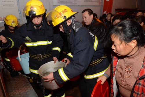 Firefighters bring water for local residents in Yongxiu County, east China's Jiangxi Province, Feb. 25, 2013. Tap water for 60,000 people was cut off Monday due to the pollution of a water source. An initial investigation blamed the pollution on an upstream oil pipeline leak. The pipeline has been shut down and the leak has been sealed. (Xinhua/Song Zhenping)