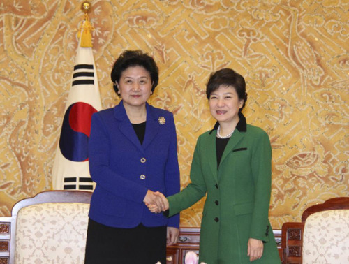 Chinese State Councilor Liu Yandong (L), a special envoy of President Hu Jintao and Xi Jinping, general secretary of the Communist Party of China (CPC) Central Committee, meets with South Korea's first female president Park Geun-hye in Seoul, South Korea, Feb. 25, 2013. Liu also attended on Monday Park's inauguration ceremony in Seoul. (Xinhua/Gang Ye)