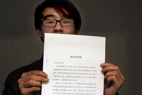 Chen Shunpan claims his father, who drove a bus from Hunan province to Shanxi province, froze to death on a freeway on Feb 21 in Shanxi. [Shao Xiaoxin / for China Daily]