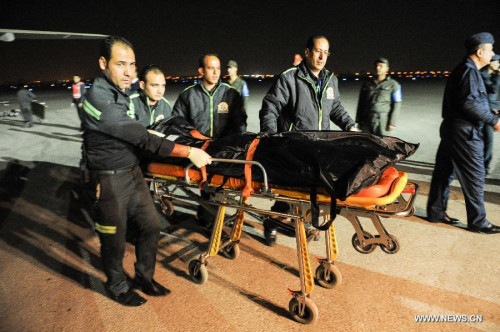 Medical workers transfer the body of a victim of the balloon explosion as they arrive in Cairo, Egypt, Feb. 26, 2013. The death toll of Egypt's Luxor balloon accident rose to 19 Tuesday afternoon after a seriously-wounded English tourist died at Luxor International Hospital, including nine from China's Hong Kong, Mohamed Sultan, head of Egypt's Ambulance Authority, confirmed to Xinhua. (Xinhua/Li Muzi) 