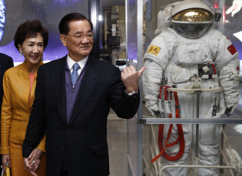 Lien Chan, Kuomintang honorary chairman, inspects spacesuits while visiting the Beijing Aerospace Control Center on Wednesday. [ZHANG HAO / CHINA NEWS SERVICE]