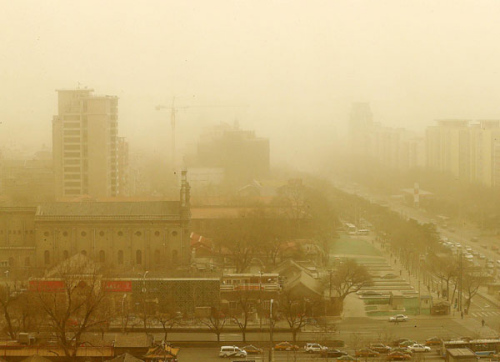 Strong winds and smog hit Beijing on Feb 28, 2013. [Photo/Xinhua]