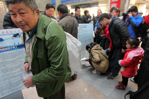 Migrant workers visit a job fair in Beijing on Wednesday. [Cheng Gong / For China Daily]