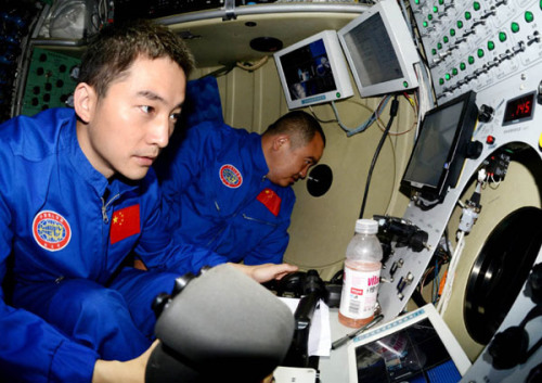 Fu Wentao (left) is at the controls of China's deep-sea submersible Jiaolong last year. Fu took part in Jiaolong's dive to a record depth of 7,062 meters in June in the Mariana Trench. [Photo/Xinhua]  