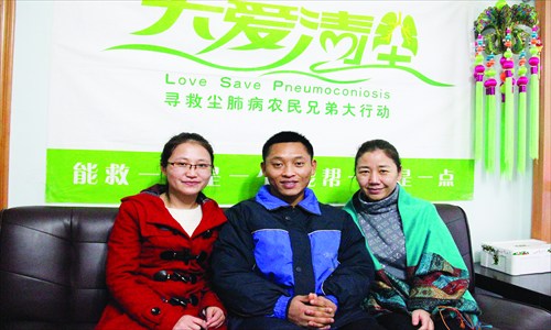 Li Chuannan (middle) with two other volunteers of the charity project Love Save Pneumoconiosis Photo: Courtesy of Wang Keqin 