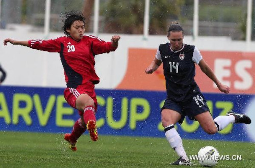 Whitney Engen of US (R) vies with China's Wang Shuang during their women's Algarve Cup soccer match at the municipal stadium in Albufeira in southern Portugal, March 8, 2013. US won 5-0. (Xinhua/Luo Huanhuan)