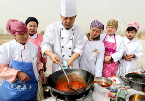 A chef teaches cooking skills to villagers in Hami city, Northwest China's Xinjiang Uygur autonomous region, March 11, 2013. The city provides job skills trainings to more than 10,000 residents aged between 16 and 45 in rural areas to improve their chances of getting a job. [Photo/Asianewsphoto]