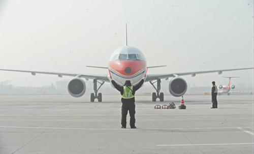 A China Eastern Airlines Co aircraft taxis down a runway at Qingdao Liuting International Airport in Shandong province. [Photo/China Daily]