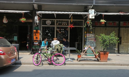 People sit in an outdoor space on Yongkang Road Photo: Cai Xianmin/GT 