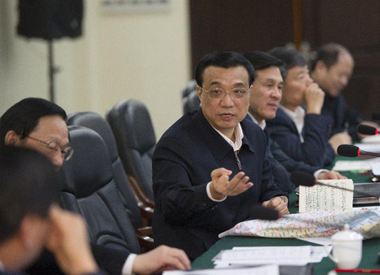 In this file photo taken on Dec. 28, 2012, Li Keqiang presides over a symposium on regional development and reform along the Yangtze River in Jiujiang, east China's Jiangxi Province. (Xinhua)