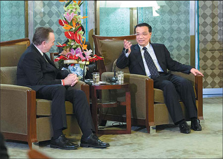 On Dec 12, Li meets with foreign guests attending the 2012 Annual General Meeting of China Council for International Cooperation on Environment and Development in Beijing. [Photo/Xinhua]