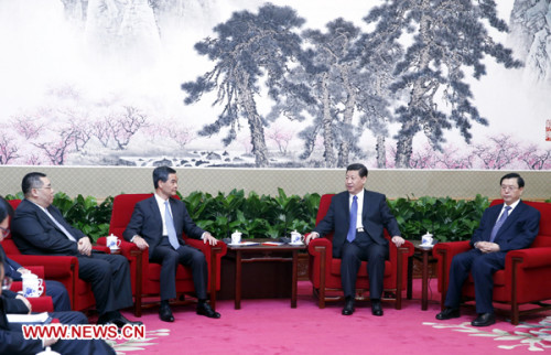 Chinese President Xi Jinping (2nd R) meets with CY Leung (2nd L), chief executive of Hong Kong Special Administrative Region, and Chui Sai On (1st L), chief executive of Macao Special Administrative Region, in Beijing, capital of China, March 18, 2013.  (Xinhua Photo)