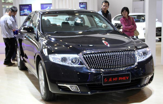 A Red Flag H7 hybrid car at an electric-vehicle show in Beijing. Shares of FAW Car Co Ltd rose 10.03% on Wednesday to the daily limit margin on news that many government departments have placed orders for its Red Flag sedans. [Photo/China Daily]