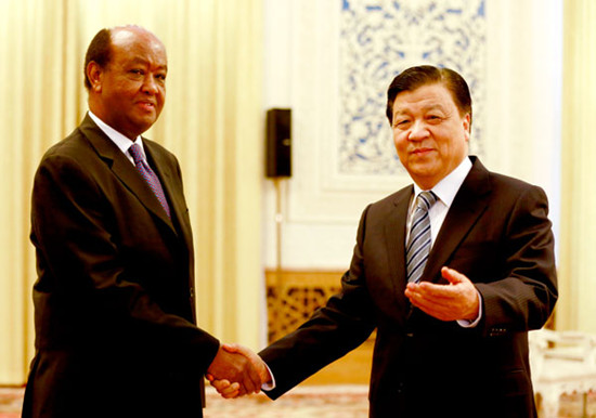 Liu Yunshan (right), a member of the Standing Committee of the Political Bureau of the CPC Central Committee, meets with Abdulrahman Kinana, secretary-general of Tanzania's ruling party Chama Cha Mapinduzi at the Great Hall of the People in Beijing on Wed