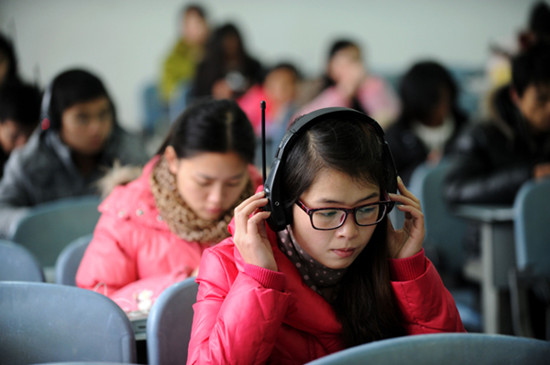 Students take the national College English Test in a classroom of the Hubei University of Economics in December. [Photo/ XINHUA]