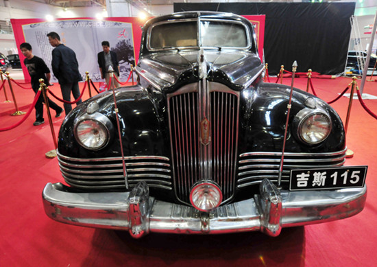 One of the five bulletproof ZIS-115 cars that the former Soviet Union gave to China in the 1950s is shown at the 19th Fuzhou International Automobile Exhibition in this April 2012 file photo. One of the cars became Chairman Mao's designated vehicle. The other four were used by Chinese leaders including Zhou Enlai, Liu Shaoqi and Zhu De. [Photo by Zhang Bin / for China Daily]