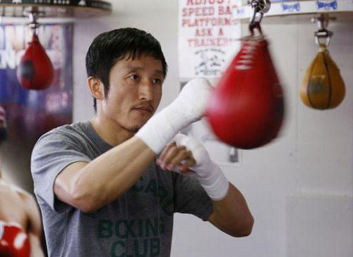 Two-time Olympic gold medalist and three-time world amateur boxing champion Zou Shiming of China works out on the speed bag at Wild Card Boxing Club while preparing for his upcoming professional boxing debut, in Los Angeles, March 20, 2013. REUTERS/Danny 