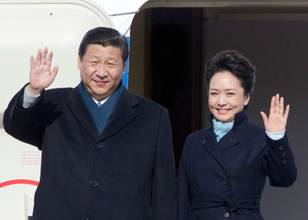 President Xi Jinping and his wife Peng Liyuan wave upon their arrival at the government airport Vnukovo II, outside Moscow, on Friday. [Photo/Xinhua]