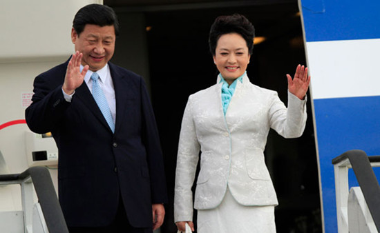 President Xi Jinping and his wife, Peng Liyuan, wave as they alight from the plane in the Tanzanian city of Dar es Salaam on Sunday. [Photo/Agencies] 