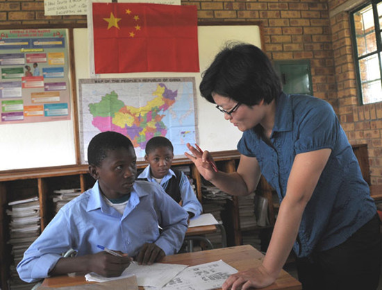 A Chinese teacher instructing her students at a middle school in South Africa in February. LI QIHUA / XINHUA