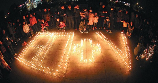 College students and residents in Nantong, in Jiangsu province, lit candles in the shape of 60+v on Saturday night to mark Earth Hour. 60+v signifies a global effort by the World Wide Fund for Nature to save 60 tons of carbon dioxide by darkening cities for one hour. Xu Congjun / for China Daily