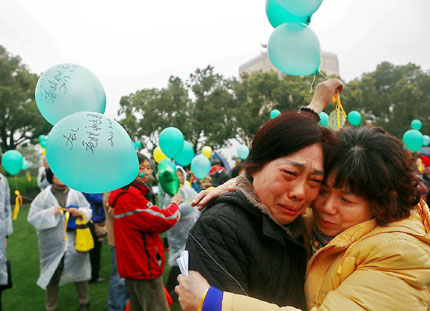 Parents who lost their only child express their grief yesterday at Fu Shou Yuan Cemetery.