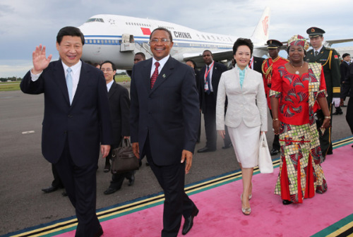 Chinese President Xi Jinping (1st L) and his wife Peng Liyuan (2nd R) are welcomed by Tanzanian President Jakaya Mrisho Kikwete (2nd L) and his wife Salma Kikwete (1st R) upon their arrival in Dar es Salaam, Tanzania, March 24, 2013. (Xinhua/Lan Hongguang