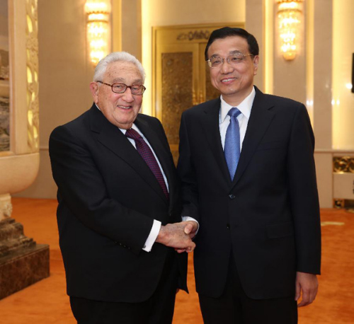 Chinese Premier Li Keqiang (R) shakes hands with former U.S. Secretary of State Henry Kissinger during their meeting in Beijing, capital of China, March 25, 2013. (Xinhua/Liu Weibing)