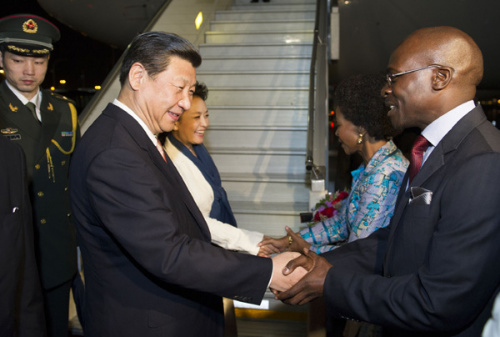 President Xi Jinping (front, L) and his wife Peng Liyuan (back, L) are welcomed by South African Minister of International Relations and Cooperation Maite Nkoana-Mashabane (back, R) and Minister of Public Enterprises Malusi Gigaba (front, R) at the Tambo 