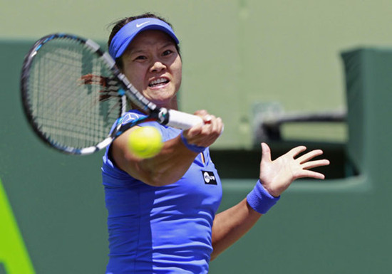China's Li Na hits a forehand shot to Serena Williams of the US during their match at the Sony Open Tennis tournament in Key Biscayne, Florida, March 26, 2013. [Photo/Agencies]