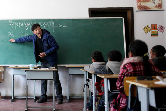 A teacher gives a lecture featuring Tibetan language at the China-Congo Friendship Primary School, which was rebuilt after an earthquake in April 2010. Photos by Wang Jing / China Daily