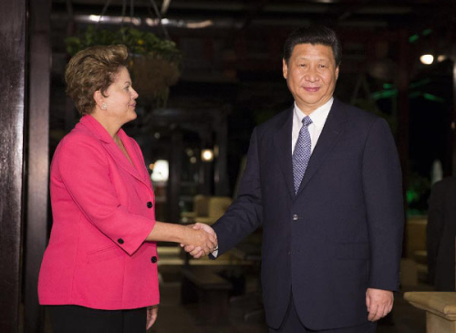 Chinese President Xi Jinping (R) meets with Brazilian President Dilma Rousseff in Durban, South Africa, March 27, 2013. (Xinhua/Lan Hongguang)