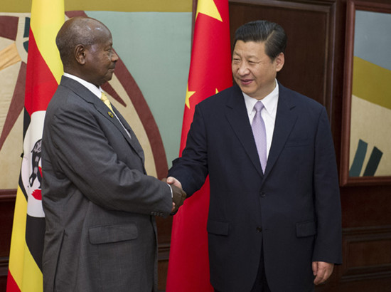 Chinese President Xi Jinping (R) meets with Ugandan President Yoweri Museveni in Durban, South Africa, March 28, 2013. (Xinhua/Ding Lin) 