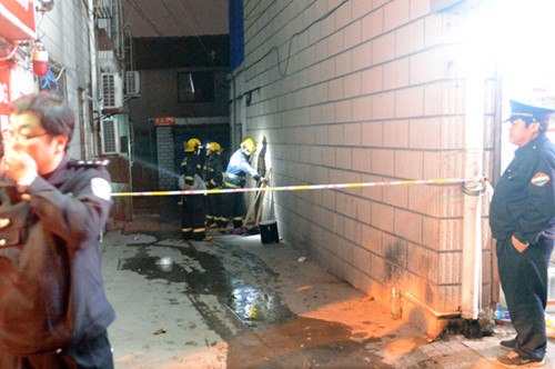 Firefighters remove bloodstains after a man killed two women and attacked passers-by in Shanghai's Fengxian district on Wednesday. XU CHENG / FOR CHINA DAILY
