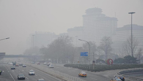 The fog-shrouded buildings are seen in Beijing, capital of China, in this March 17, 2013 file photo. [Photo/Xinhua]