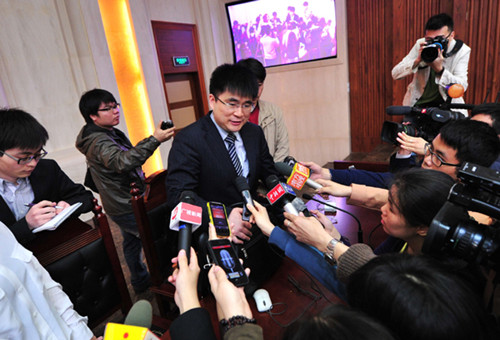 A representative from Qihoo 360 answers reporters' questions on Thursday after a Guangdong court rejected all charges brought by the company against Tencent Holdings in a high-profile online monopoly dispute. Ke Xiaojun / China News Service