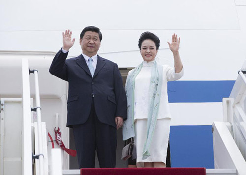 Chinese President Xi Jinping (L) and his wife Peng Liyuan wave upon their arrival in Brazzaville, capital of the Republic of Congo, March 29, 2013. Chinese President Xi Jinping arrived in Brazzaville Friday for a state visit to the Republic of Congo. 