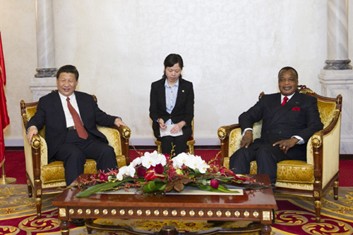 Chinese President Xi Jinping(L) meets with his Congolese counterpart Denis Sassou Nguesso in Brazzaville, capital of the Republic of Congo, March 29, 2013. (Xinhua/Huang Jingwen)