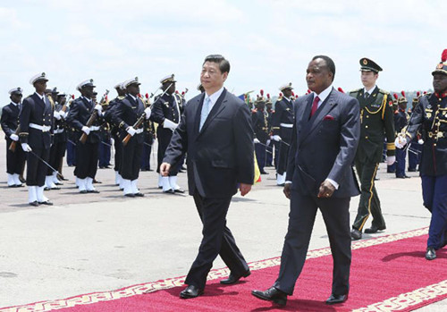 Chinese President Xi Jinping(front L) and his Congolese counterpart Denis Sassou Nguesso review the honor guard during a welcome ceremony held for Xi's arrival in Brazzaville, capital of the Republic of Congo, March 29, 2013. (Xinhua) 