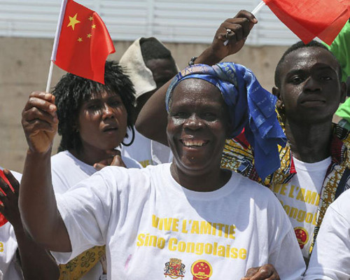 Congolese people cheer to welcome the state visit of Chinese President Xi Jinping to the Republic of Congo, in Brazzaville, capital of the Republic of Congo, March 29, 2013. (Xinhua/Lan Hongguang)