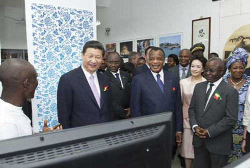 Chinese President Xi Jinping (2nd L) and his wife Peng Liyuan (3rd R), accompanied by Denis Sassou Nguesso, the president of the Republic of Congo, and his wife Antoinette, communicate with Chinese-learning students and teachers when attending the inauguration ceremony of the library of the Marien Ngouabi University as well as its China Reading Room in Brazzaville, capital of the Republic of Congo, March 30, 2013. (Xinhua/Huang Jingwen)