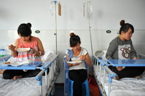 Pregnant women eat lunch at a county hospital in Fugu county, Shaanxi province. Basic medical insurance covered more than 95 percent of the Chinese population in 2011, forming the largest basic medical insurance network in the world. LIU XIAO / XINHUA 