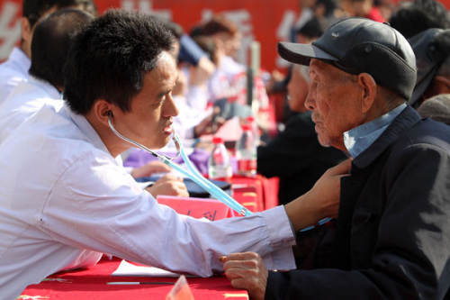 Medical experts provide checkups for residents of new rural communities in Xuchang county, Henan province, as one of the services organized by the local government to boost the urbanization process. NIU SHUPEI / FOR CHINA DAILY 