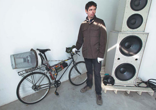 Matt Hope and his homemade-in-China bicycle at his Caochangdi studio in Beijing. Sun Peng / China Daily