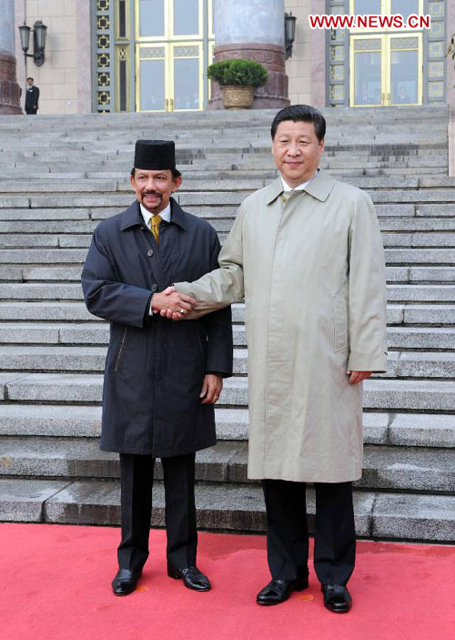 Chinese President Xi Jinping (R) shakes hands with Brunei's Sultan Hassanal Bolkiah during a welcoming ceremony held by President Xi Jinping for Sultan Hassanal Bolkiah in Beijing, capital of China, April 5, 2013. (Xinhua/Rao Aimin)