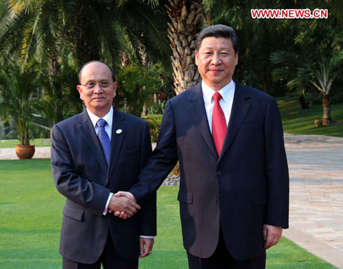 Chinese President Xi Jinping (R) shakes hands with Myanmar's President U Thein Sein during a welcoming ceremony held by President Xi Jinping for President U Thein Sein in Sanya, south China's Hainan Province, April 5, 2013. (Xinhua/Pang Xinglei)