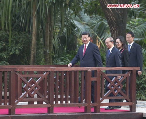 Chinese President Xi Jinping (1st L) and Myanmar's President U Thein Sein (2nd L) walk to a welcoming ceremony to be held by President Xi Jinping for President U Thein Sein in Sanya, south China's Hainan Province, April 5, 2013. (Xinhua/Li Xueren)