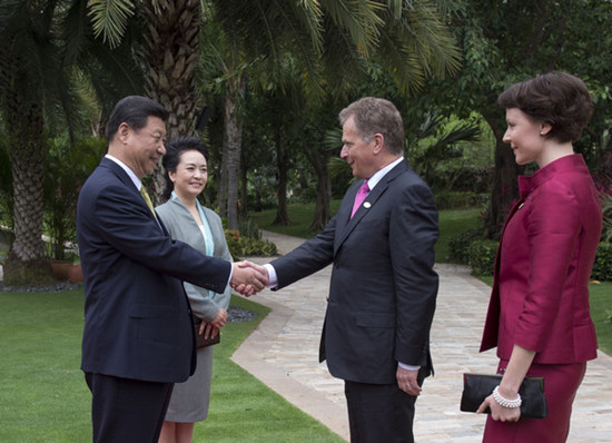 President Xi Jinping and his wife Peng Liyuan greet Finnish President Sauli Niinisto and his wife Jenni Haukio in Sanya, Hainan province, on Saturday. Xi will give a keynote speech at the Boao Forum for Asia on Sunday. [Photo/Xinhua]
