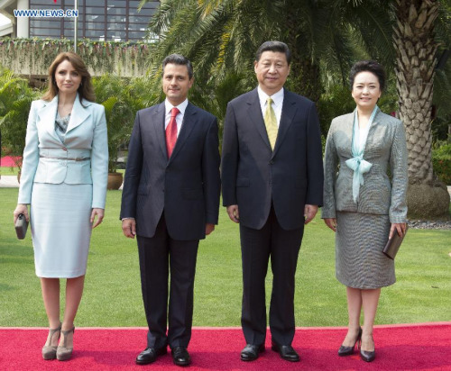 Chinese President Xi Jinping (2nd R) and his wife Peng Liyuan (1st R), together with visiting Mexican President Enrique Pena Nieto (2nd L) and his wife Angelica Rivera, pose for a photo in Sanya, south China's Hainan Province, April 6, 2013. Xi on Saturda